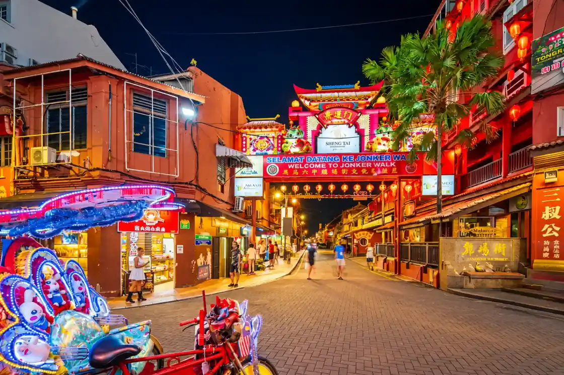 Gerbang masuk Jonker Walk bercahaya pada waktu malam di Chinatown Melaka